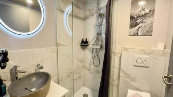 Shower, free toiletries, hair dryer