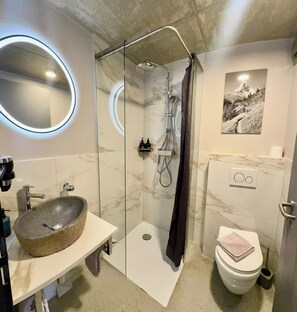 Shower, free toiletries, hair dryer - Peaky Riders Self Check-in Hotel (Zermatt)