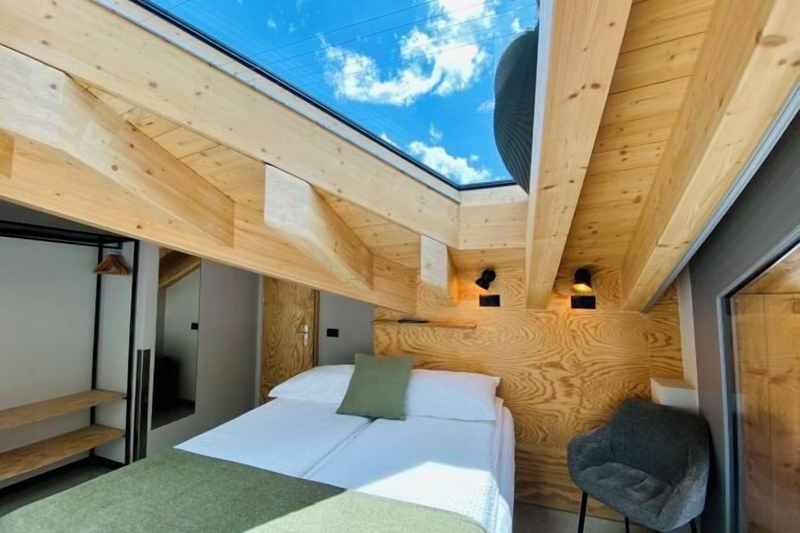 Soundproofing, free WiFi, bed sheets