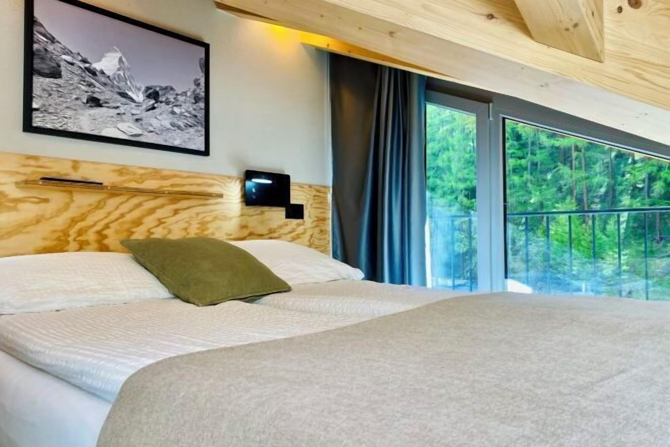 Soundproofing, free WiFi, bed sheets