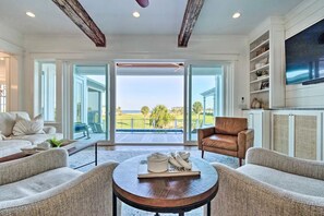 تلفزيون ذكي، تنس طاولة، كُتُب، مكتبة موسيقى