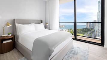 Suite, plusieurs lits, vue baie | Literie hypoallergénique, matelas Tempur-Pedic, minibar