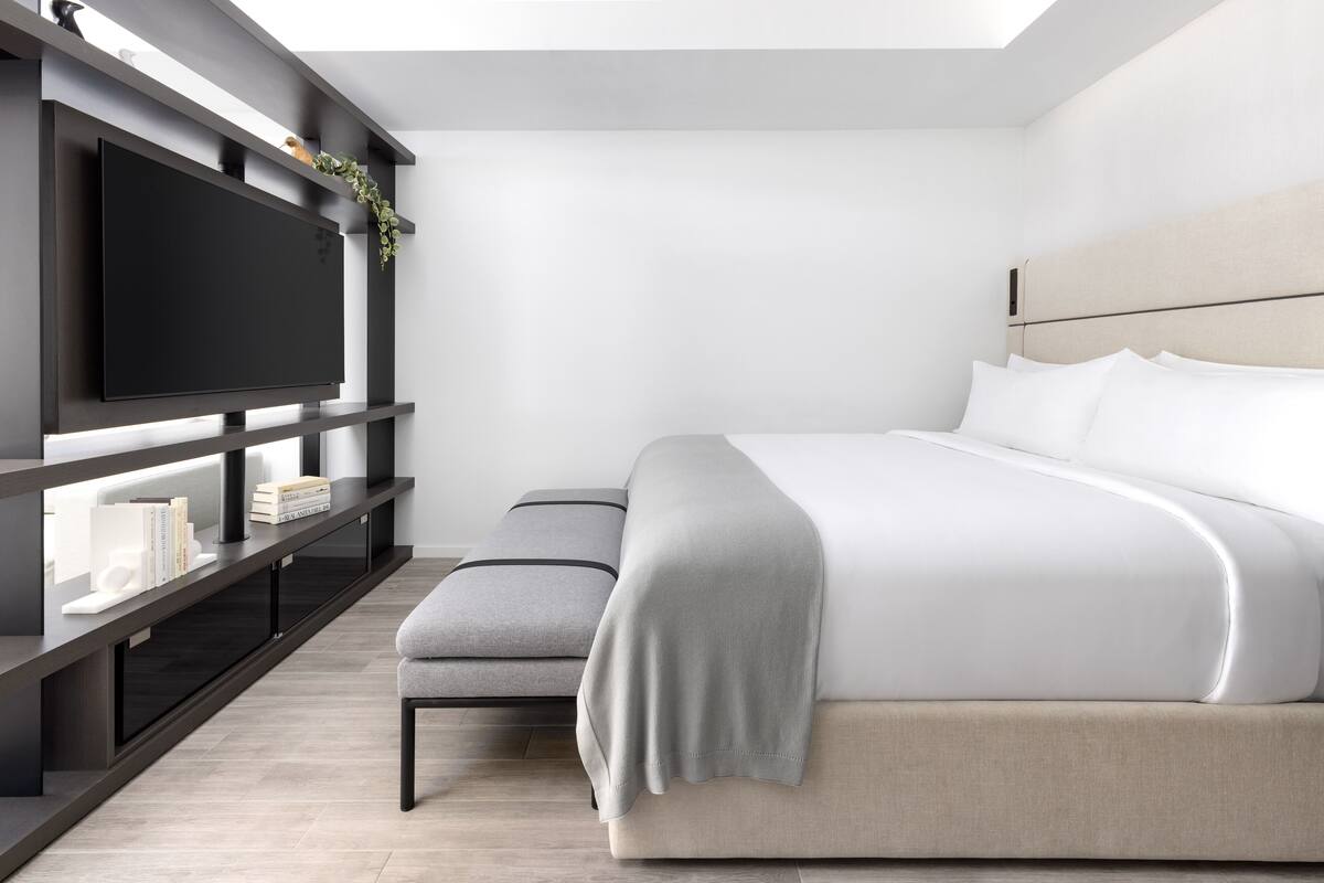 Allergitestet sengetøy, Tempur-Pedic-senger, minibar og safe på rommet