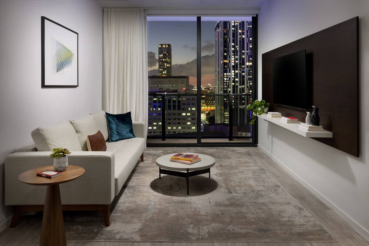 Suite, flere senger, byutsikt | Oppholdsrom | En 55-tommers smart-TV med kabel-kanaler samt TV