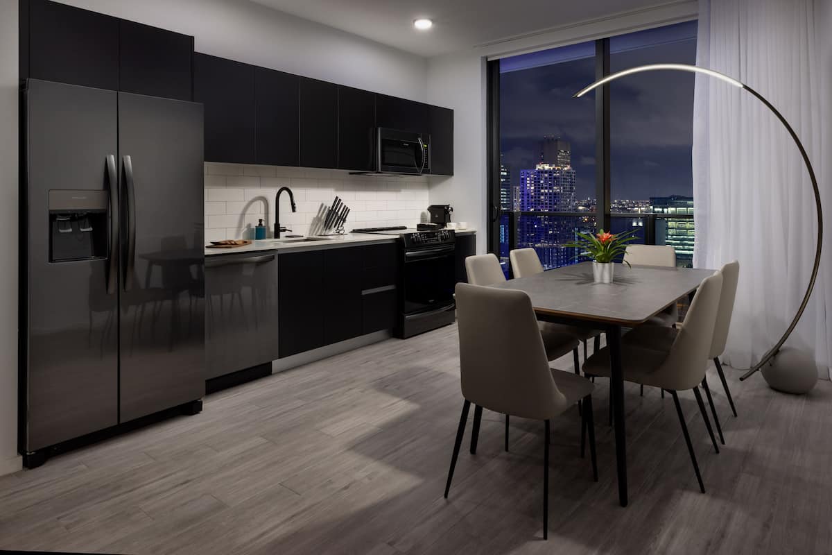 Full-size fridge, microwave, oven, stovetop