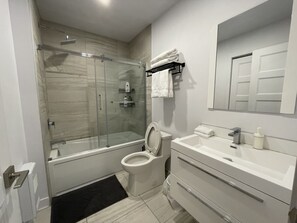 Kombinert dusj/badekar, hårføner, håndklær og såpe