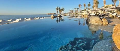 Una piscina al aire libre, una piscina climatizada