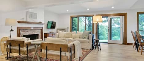 Televisión, chimenea y libros