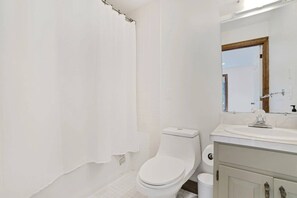 Combined shower/bathtub, hair dryer, towels