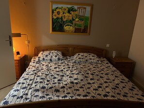 2 slaapkamers, een bureau, een strijkplank/strijkijzer, gratis wifi