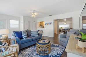 Smart TV, books - Great location. Family friendly, heated pool and walk to beach (Holmes Beach)