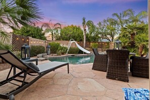 Utendørsbasseng og et oppvarmet basseng