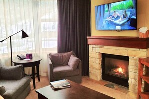 Smart TV, fireplace, table football, ping pong - Trey’s Slopeside 1 Bdrm Kitchen@400 Squaw Creek (Olympic Valley)