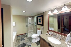 Dutxa, assecador de cabells, tovalloles i sabó