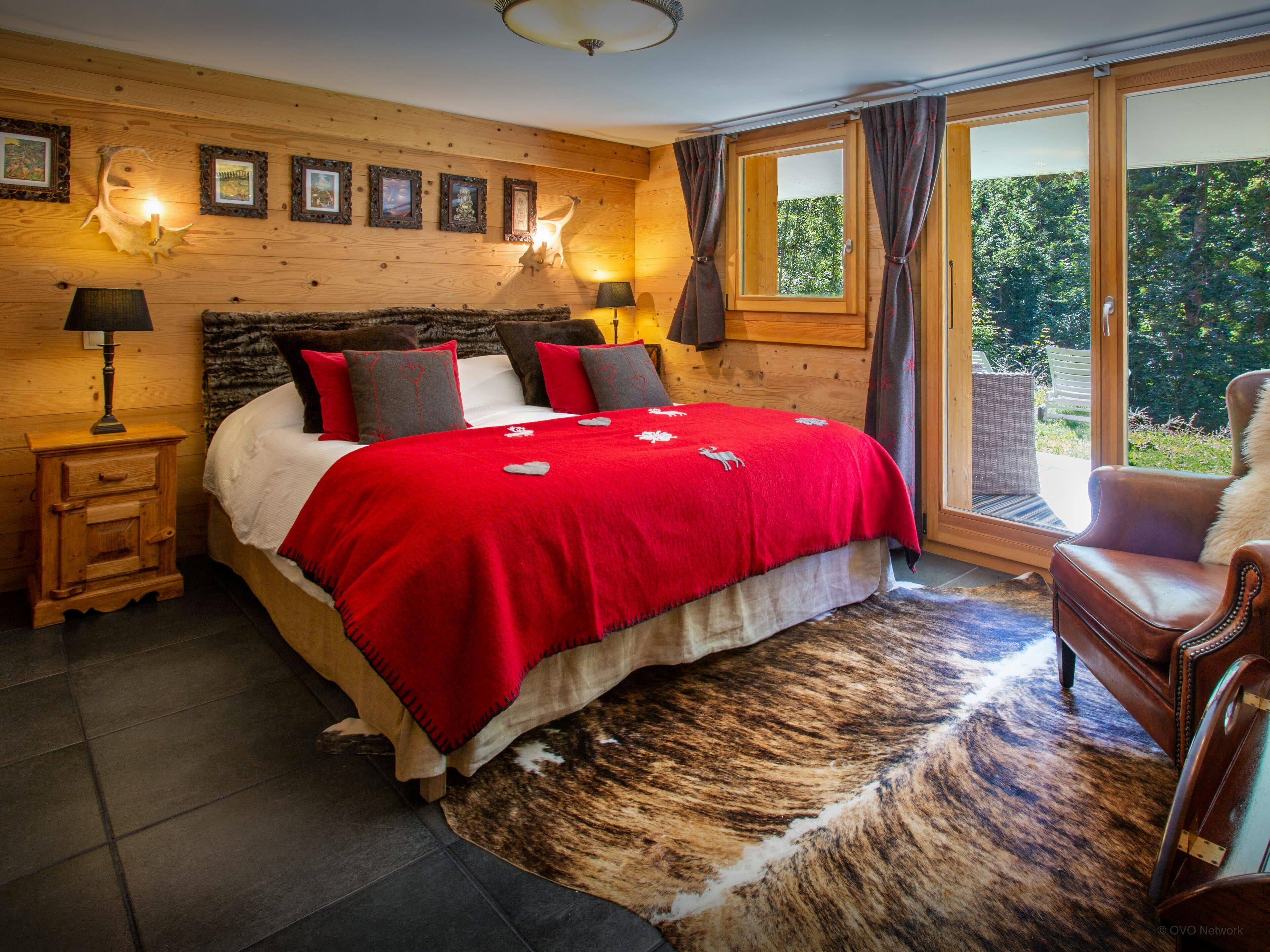 5 habitaciones, tabla de planchar con plancha, wifi y ropa de cama 