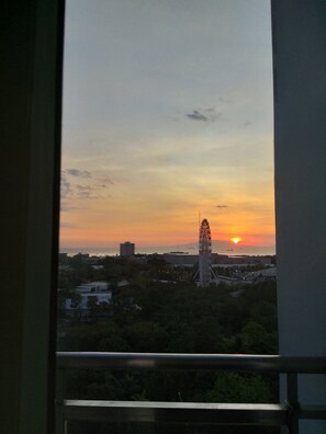 Deluxe Condo, Ensuite, Partial Ocean View