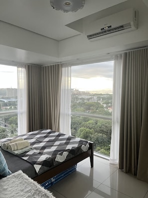 Deluxe-huoneisto, kylpyhuone makuuhuoneen yhteydessä, osittainen valtamerinäköala | Memory foam -patjalliset sängyt, pimennysverhot, silitysrauta/-lauta