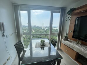 Deluxe-Apartment, mit Bad, eingeschränkter Meerblick | Wohnbereich | 40-Zoll-LED-Fernseher mit Kabelempfang, Fernseher