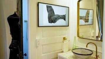 Combined shower/tub, hair dryer, bathrobes, towels