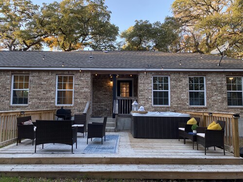 Luxury Hot Tub Near San Antonio- 6 Bds- private!!