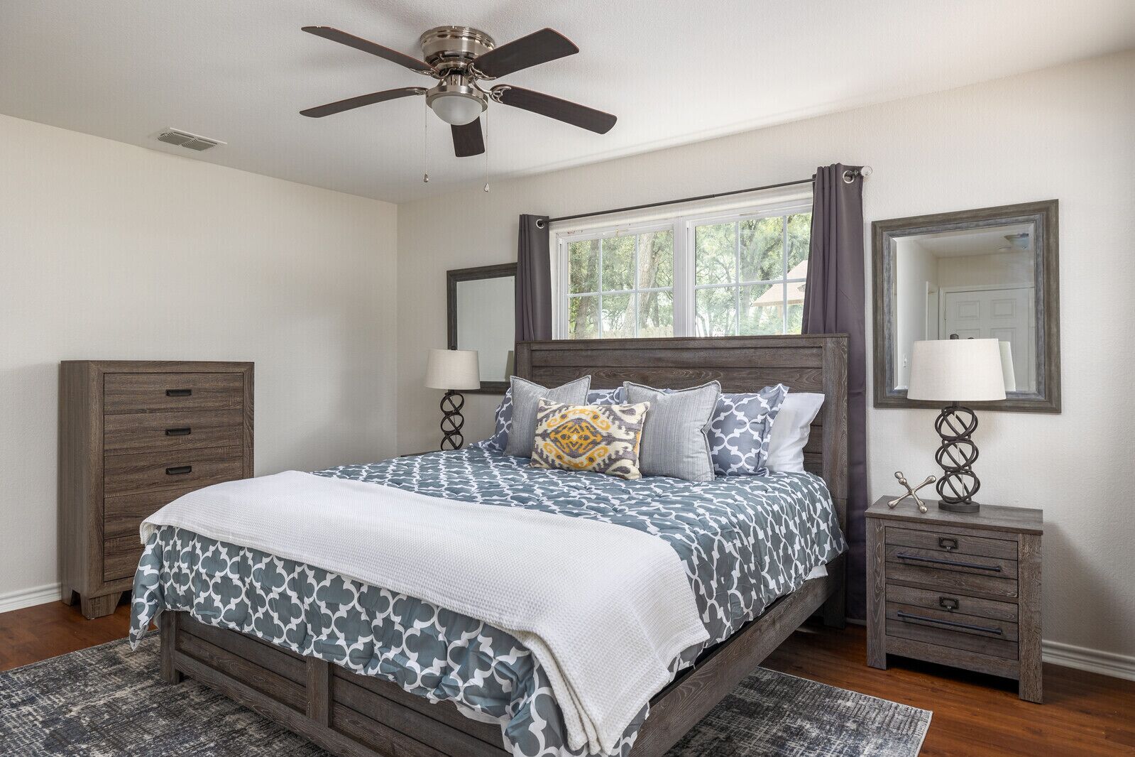 6 bedrooms, desk, iron/ironing board, travel crib