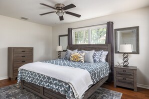 6 bedrooms, desk, iron/ironing board, travel crib