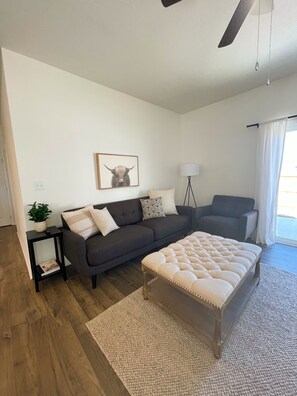TV, fireplace - Beautiful new home with lake view near hiking trails (Oak Ridge)