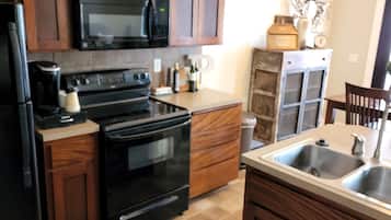Geladeira, micro-ondas, fogão, cooktop
