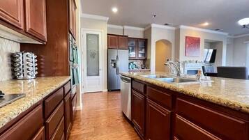 Refrigerador, microondas, horno y parrilla de estufa