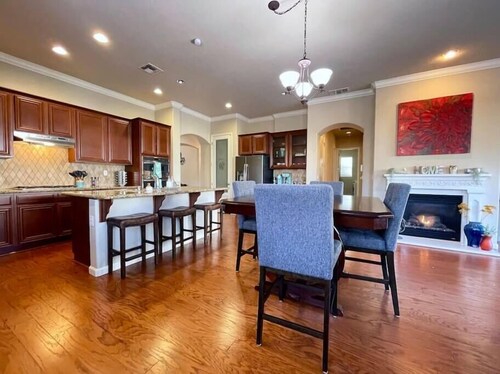 One Story, Pet & Family Friendly, Fireplace