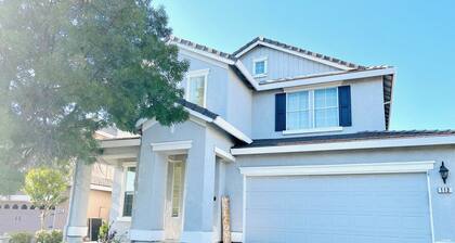 Remodeled 4BR near Historic Folsom · Walk to Shops · Pets OK