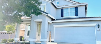 Remodeled 4BR near Historic Folsom · Walk to Shops · Pets OK