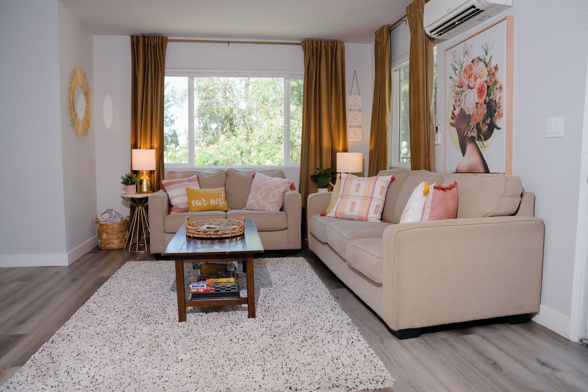 TV, livros, escritórios