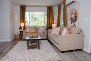 Fernseher, Bücher, Arbeitsbereiche