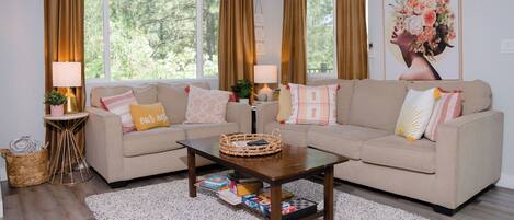 Televisio, kirjoja, työhuone