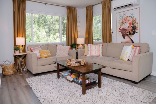 Televisión, libros y oficina 