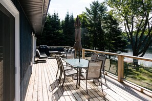 Outdoor dining - Beautiful Waterfront 4 Season Lake House (Eagle Lake)