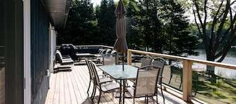 Beautiful Waterfront 4 Season Lake House