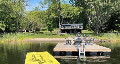 Beautiful Waterfront 4 Season Lake House