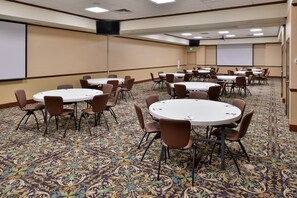 Meeting facility - Free Daily Breakfast, Pool + Hot Tub Access (Albuquerque)