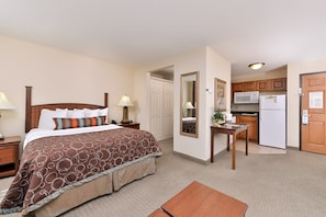 Free WiFi, bed sheets - Free Daily Breakfast, Pool + Hot Tub Access (Albuquerque)