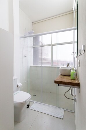 Familienstudio, Stadtblick | Badezimmer | Dusche, Handtücher, Seife, Toilettenpapier