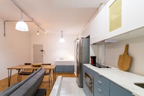 Studio familial, vue sur la ville | Cuisine privée | Réfrigérateur, four à micro-ondes, un four, surface de cuisson