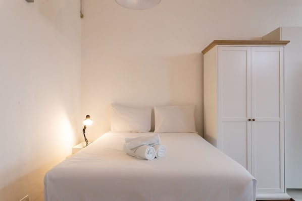 Studio familial, vue sur la ville | Literie hypoallergénique, décor unique, ameublement unique
