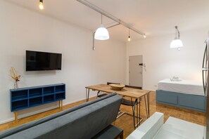 Studio familial, vue sur la ville | Aire de séjour | Téléviseur connecté de 50 po avec télévision numérique, téléviseur