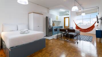 Estudio familiar, vistas a la ciudad | Ropa de cama hipoalergénica y decoración individual