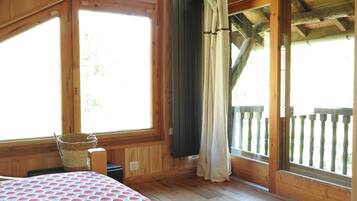 5 bedrooms, iron/ironing board, free WiFi, bed sheets
