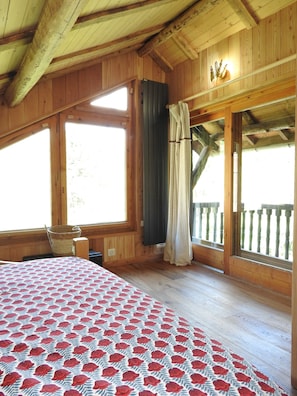 5 bedrooms, iron/ironing board, free WiFi, bed sheets