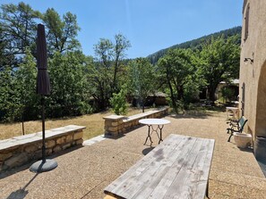 تناول الطعام بالخارج