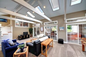 Smart TV, caminetto, lettore DVD, tavolo da calcetto